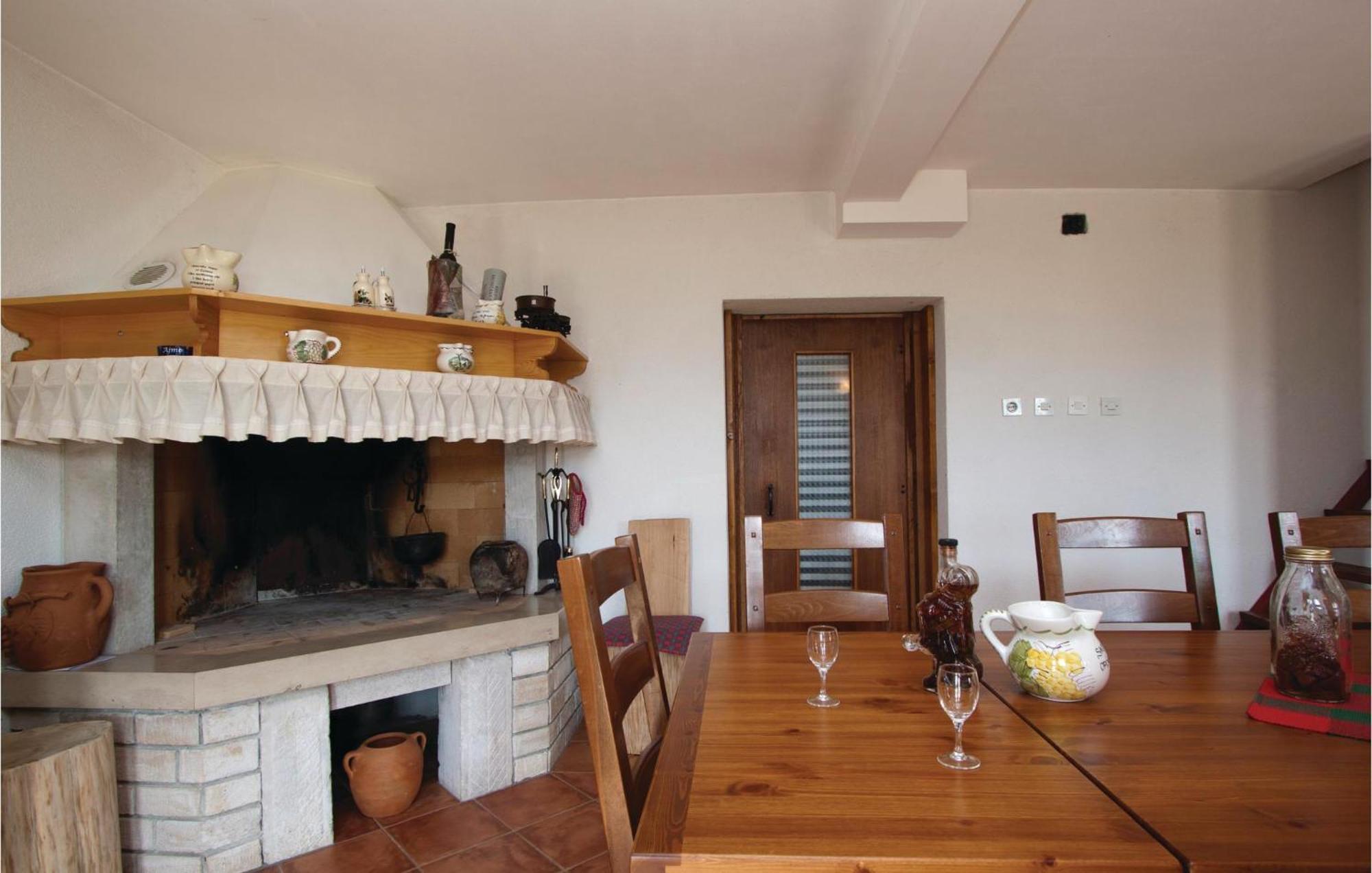 2 Bedroom Awesome Apartment In Barban Exterior foto